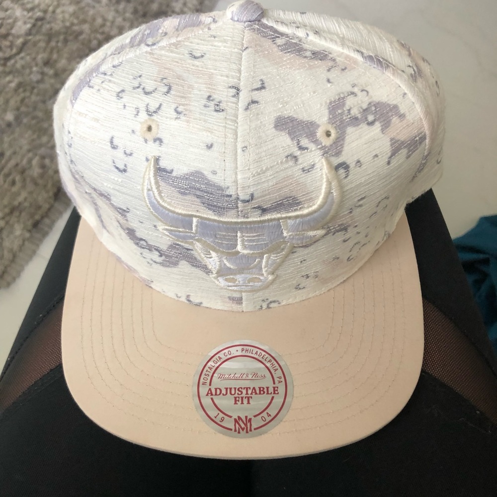 Mitchell & ness snap back with tag